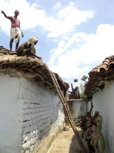 Telangana3-Cob balls being thrown up to the master mason