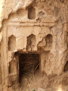UP1-Adobe wall with alcoves and niches to maximize space